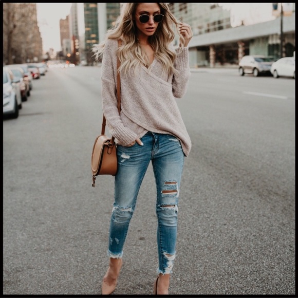 ❗️NEW ARRIVAL❗️Crossover Sweater - Picture 6 of 7